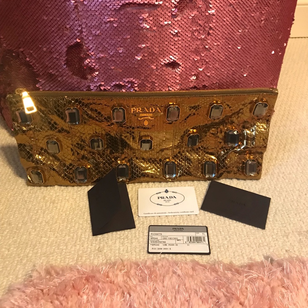 🌸OFFERS?🌸 Prada Pochette